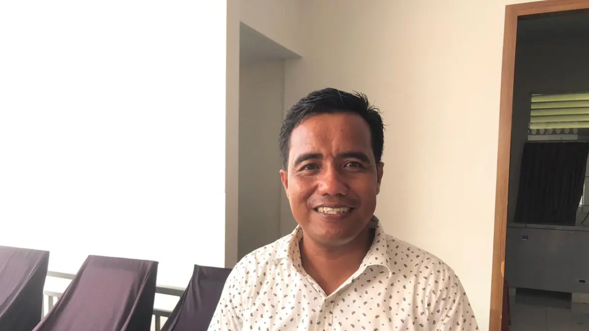 Aanggota DPRD Kota Palu Komisi C, Andris, hadiri rapat di Rumah Jabatan Wali Kota Palu bahas percepatan pembangunan 370 Huntap Duyu yang masih terkendala penlok. (Annisa Wibdy/Radar Palu)