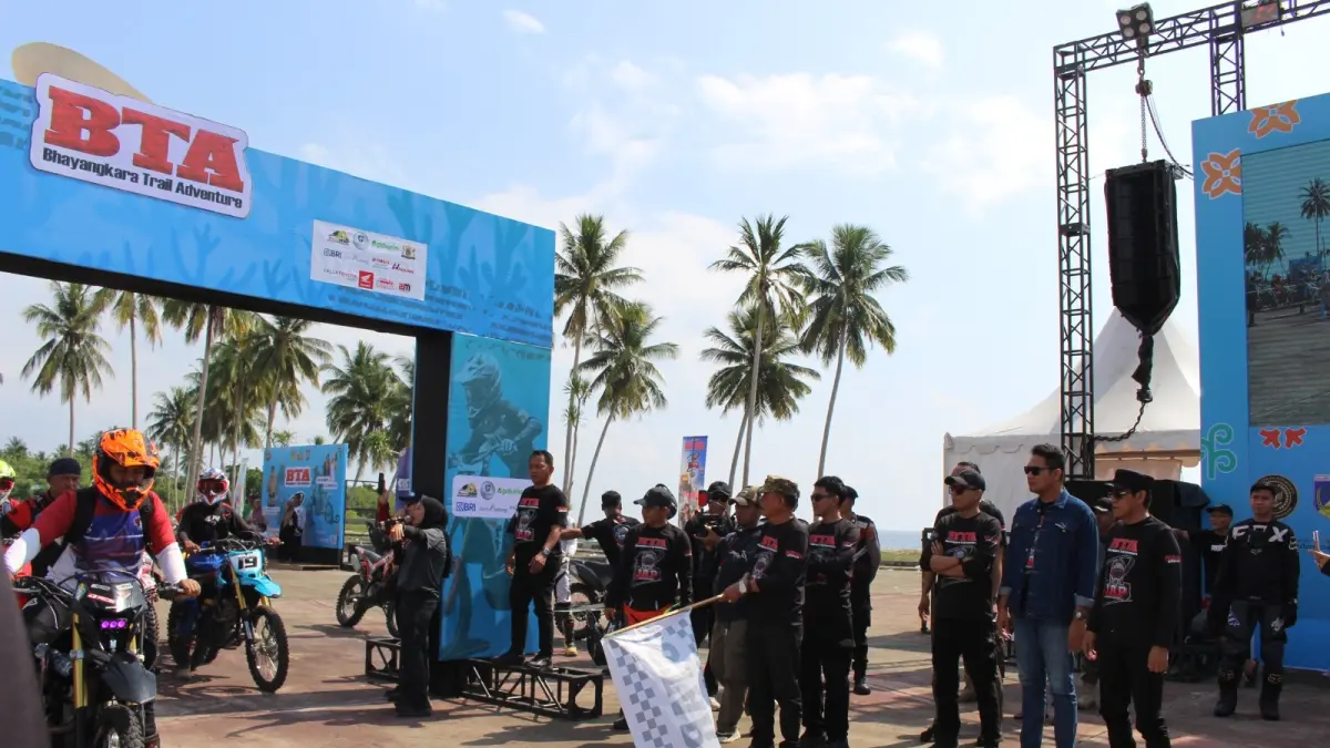 ADRENALIN DAN KEBERSAMAAN: Bupati Parigi Moutong H. Erwin Burase secara resmi melepas peserta Bhayangkara Trail Adventure “Jelajah Alam Parigi 2” di Lapangan Ex Kayubura Sail Tomini, Sabtu (25/4/2026).(FOTO: RAHMAT FADHIL/RADAR PALU)