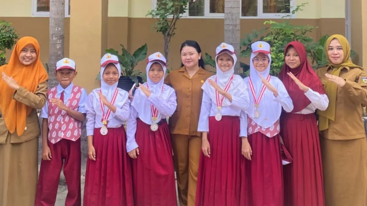 Caption Foto: Nofriana A. Duma’ari mendampingi siswa SDN 24 Palu saat latihan intensif menuju lomba tingkat Kota Palu, Senin (27/4/2026). (Istimewa)