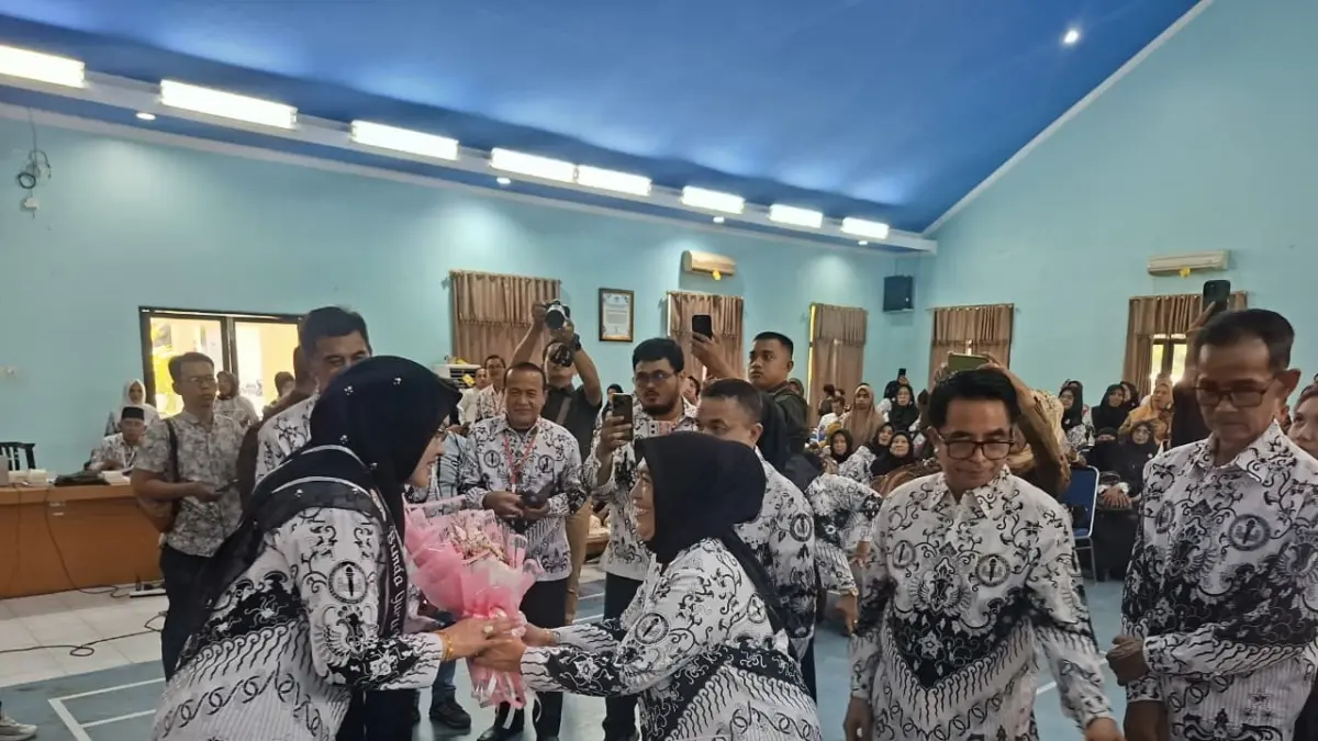 Diah Puspita saat dilantik sebagai Bunda Guru Kota Palu di Aula BPMP Sulawesi Tengah, Senin (2742026). (Annisa Tri YusnidaRadar Palu)