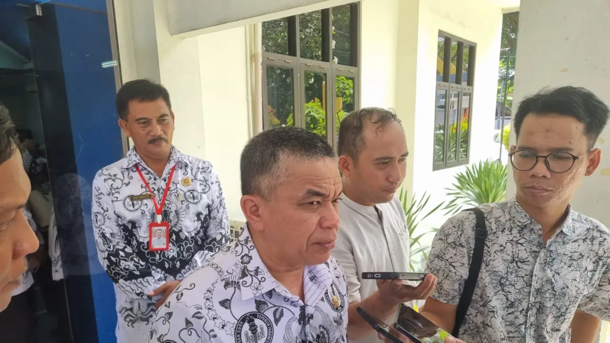 DLH Palu tegaskan larangan bakar sampah. Selain bahaya kesehatan, pelanggar bisa didenda hingga Rp1 juta bahkan dicabut izinnya. FOTO: MOH FATHAHILLAH