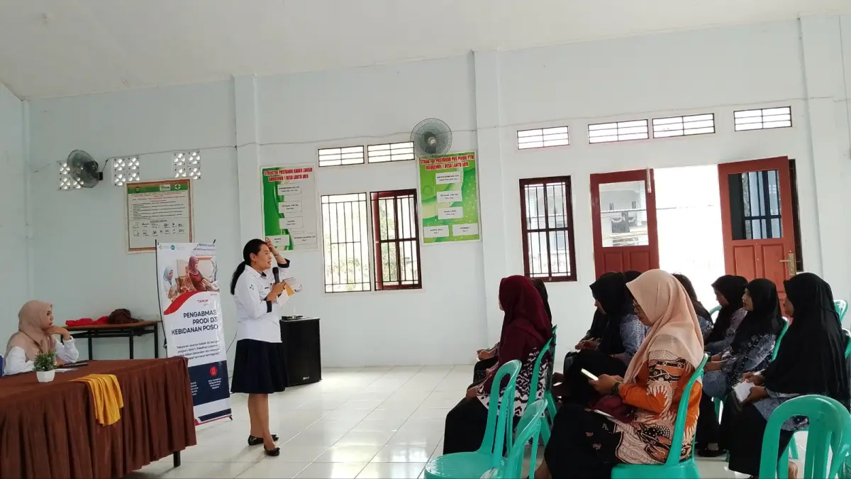Kegiatan pengabdian kepada masyarakat melalui program pelatihan SEHATI (Skrining Hipertensi dalam Kehamilan) di Desa Lantojaya, Kecamatan Poso Pesisir, Kamis (23/4).(Dok)