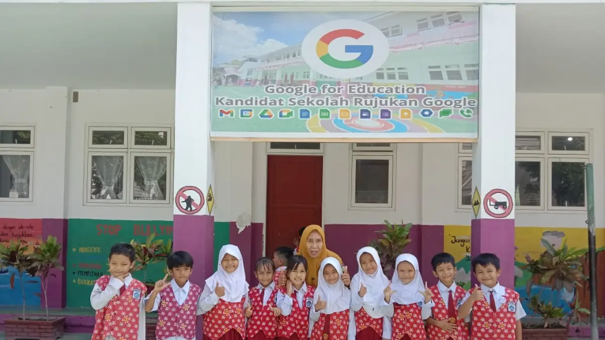 Kepala SDN 5 Palu, Asira Husain (di tengah) bersama siswa-siswinya, Senin, (7/4/2026).(Ade Safitri/Radar Palu)
