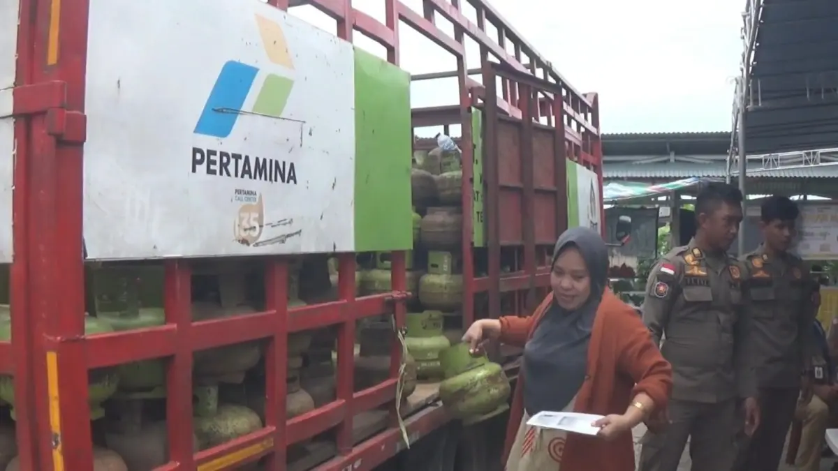 LANGKA: Salah seorang warga yang berebutan mendapatkan LPG di tengah kelangkaan di Kabupaten Banggai.(FOTO: NENDRA PRASETYA/RADAR PALU).