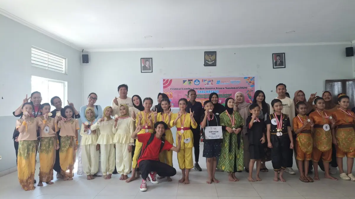 Nofriana A. Duma’ari (Pembina Seni SDN 24 Palu) mendampingi siswa saat latihan persiapan lomba tingkat Kota Palu, Senin (2742026). (Istimewa)