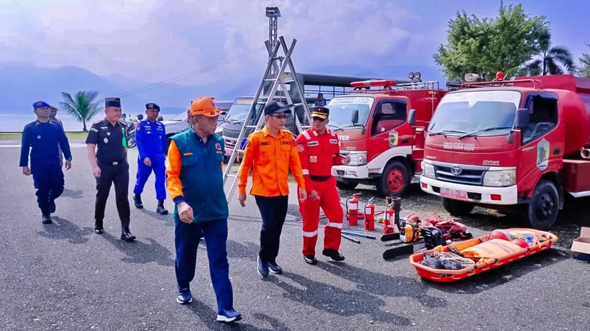 PEMERIKSAAN: Kepala BPBD Morut Musda Guntur, didampingi Kepala Pelaksana BPBD Delfia Parenta memeriksa pasukan Siaga Bencana memperingati HKB 2026 di pelataran Kantor Bupati, Kolonodale, Minggu (26/4/2026). (FOTO: ISTIMEWA/RADAR PALU)