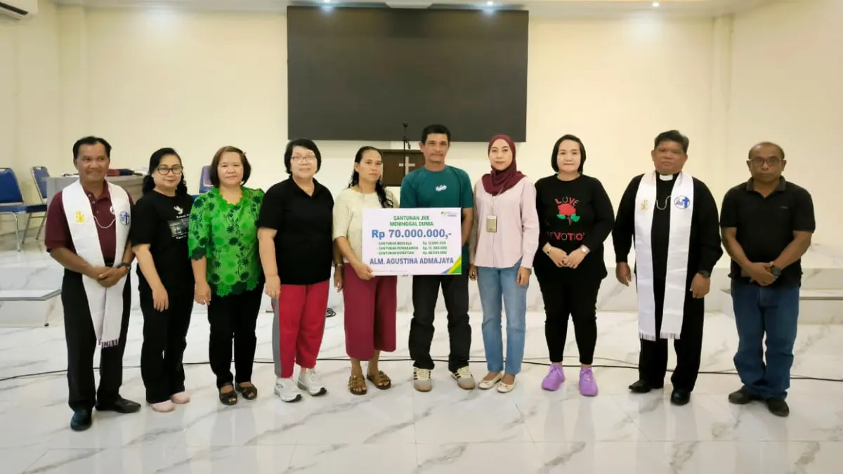 PENYERAHAN: Kepala Kantor Cabang BPJS Ketenagakerjaan Poso, Sukma Sartika Sari, menyerahkan santunan Jaminan Kecelakaan Kerja yang meninggal dunia, kepada ahli waris, Jumat (24/4/2026).(FOTO: ISTIMEWA/RADAR PALU)