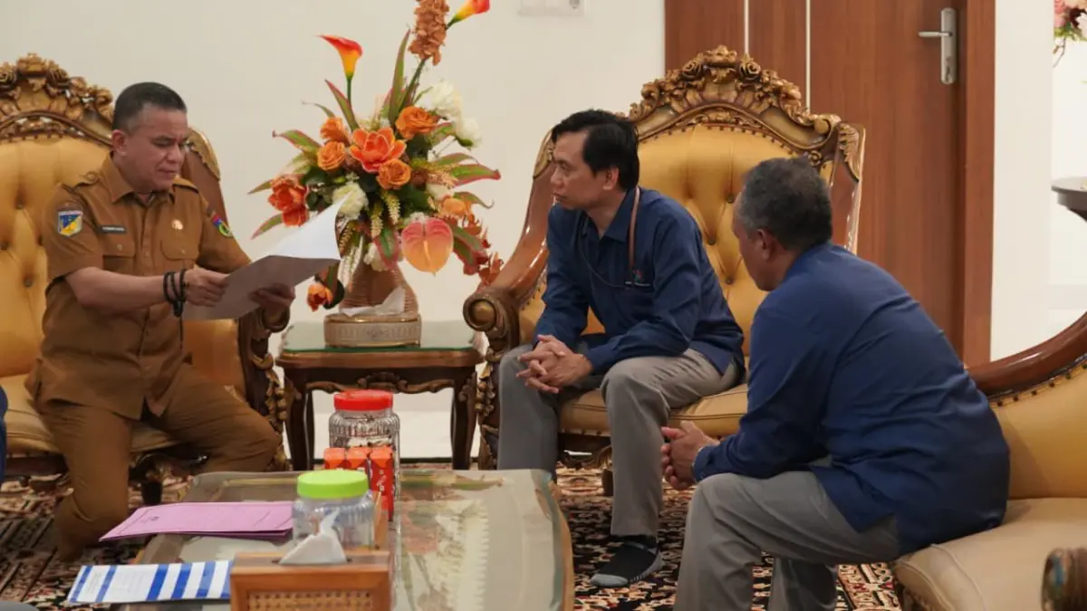 Pertemuan di Rumah Jabatan Wali Kota Palu bahas sensus ekonomi dan ground check data pelanggan listrik yang belum sinkron. (Humas Pemkot Palu)