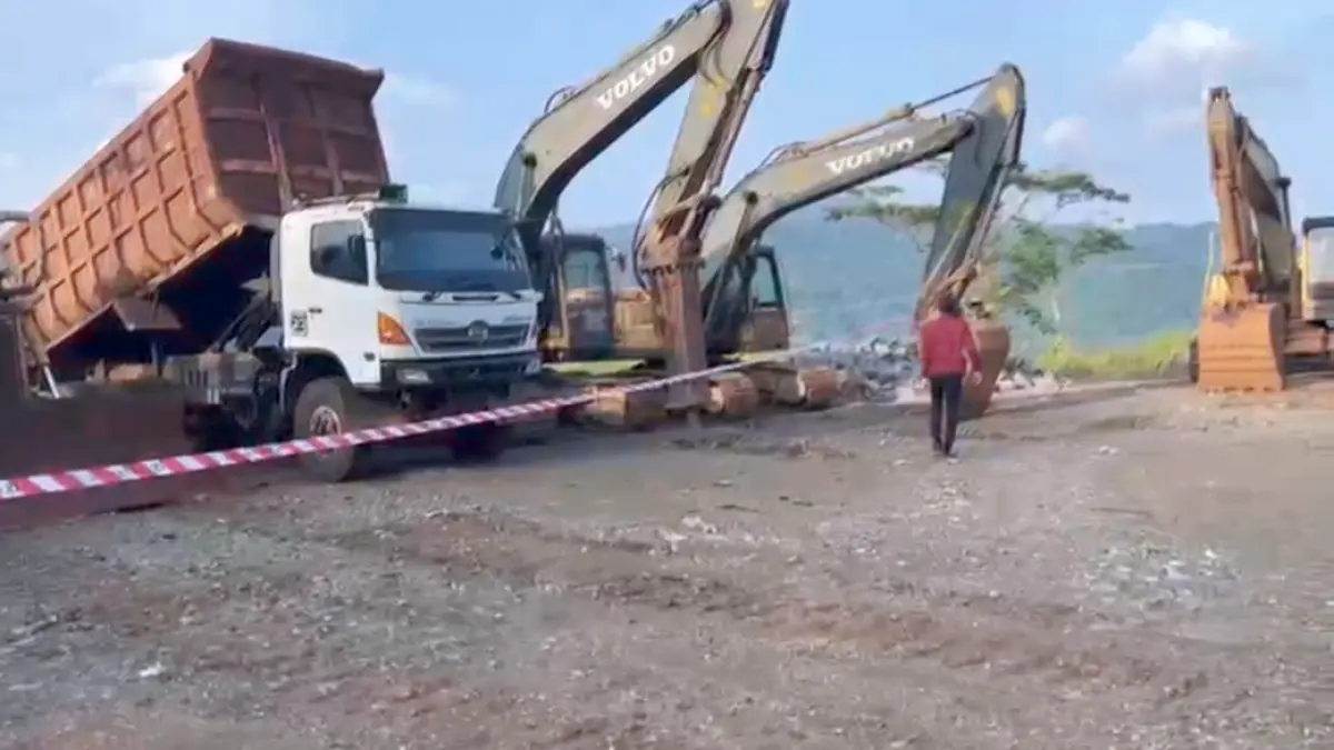 Petugas penyidik Kejati Sulawesi Tengah mengamankan sejumlah kendaraan dan alat berat di lokasi tambang nikel milik PT berinisial C di Desa Korololama, Kecamatan Petasia, Kabupaten Morowali Utara.