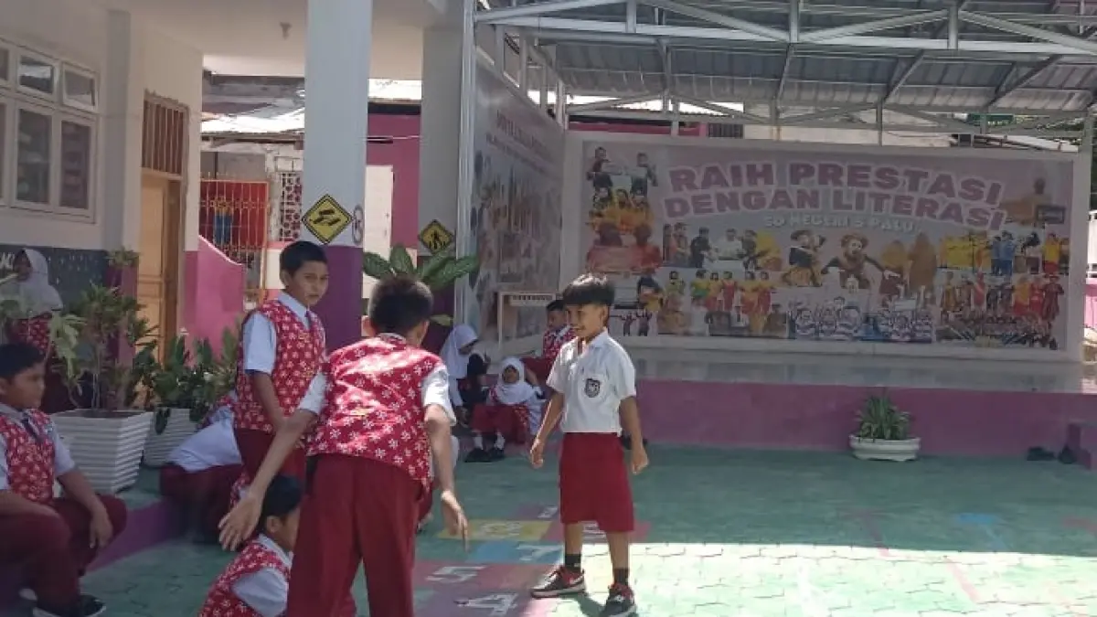 TANPA SEKAT: Siswa SD Negeri 5 Palu saat bermain bersama di halaman sekolah yang terletak di Jalan Cik Dik Tiro, Besusu Tengah, Palu Timur. FOTO: ADE SAFITRI/JAWA POS RADAR PALU
