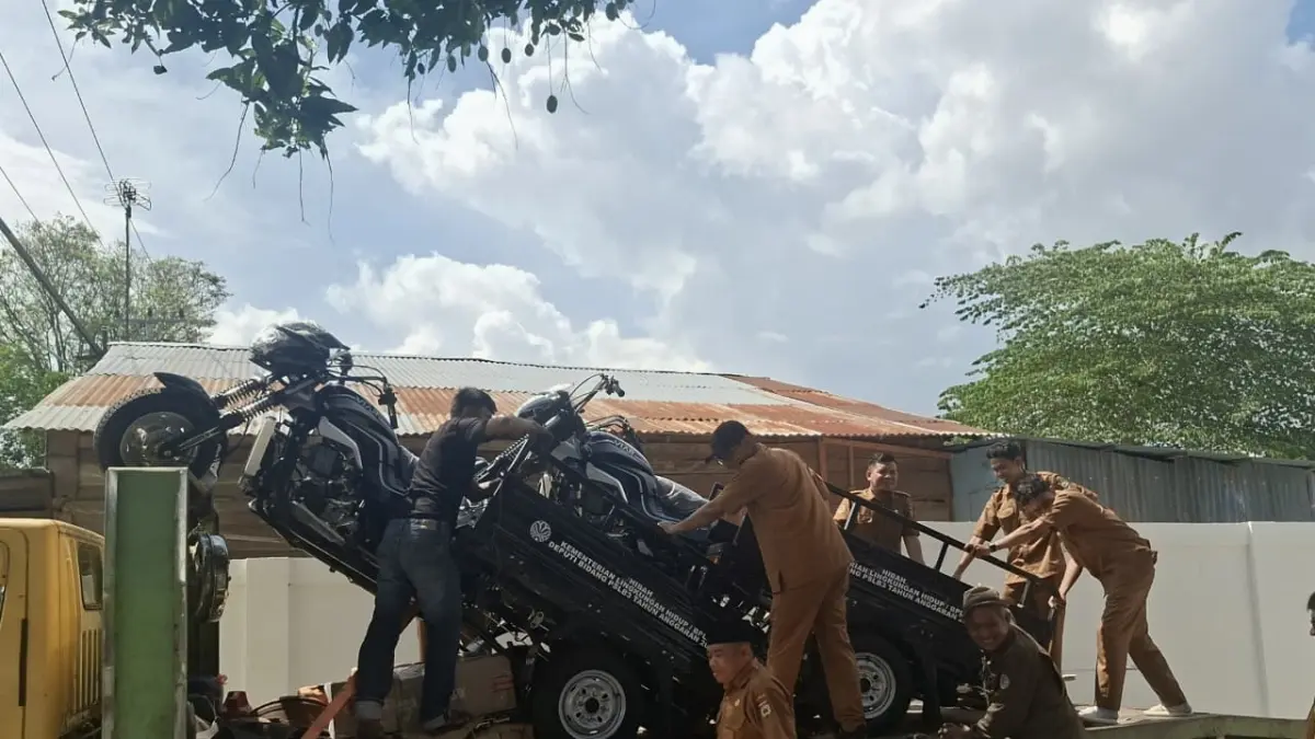 Tiga kendaraan roda tiga bantuan KLH untuk pengelolaan sampah di Kota Palu usai capaian Adipura 2025. (Annisa Tri YusnidaRadar Palu)