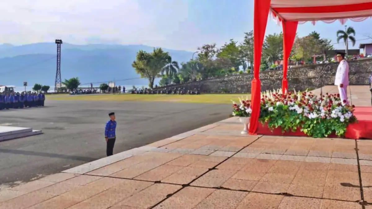 UPACARA: Wabup Moru H Djira Kendjo, memimpin upacara peringatan Hari Otonomi Daerah ke-30 di pelataran Kantor Bupati, Kolonodale, Senin (27/4/2026). (FOTO: ISTIMEWA/RADAR PALU)