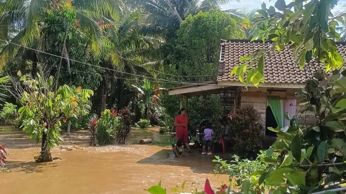 Warga melintasi area jembatan penghubung yang terputus akibat banjir di Dusun VI, Desa Bukit Makmur, Kecamatan Bolano Lambunu, Parigi Moutong, Minggu (26/4/2026). Foto : BPBD Sulteng 