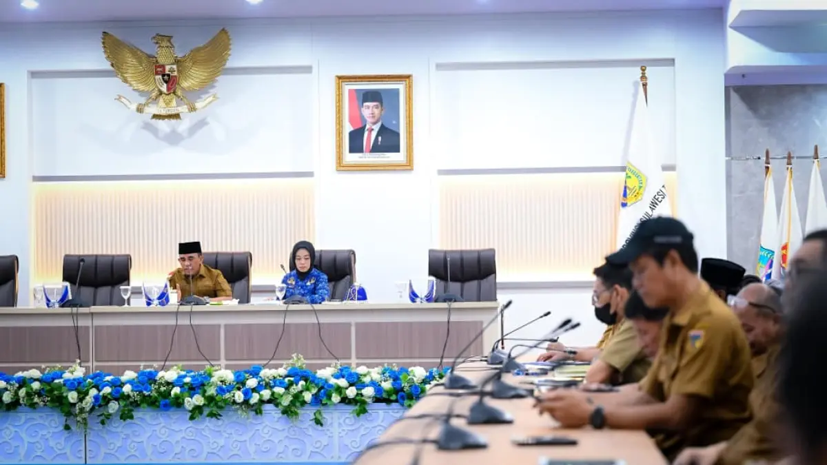 Anwar Hafid pimpin rapat di Ruang Polibu Kantor Gubernur Sulteng, bahas percepatan pembayaran gaji honorer 2025. (Ro. Adpim Sulteng)