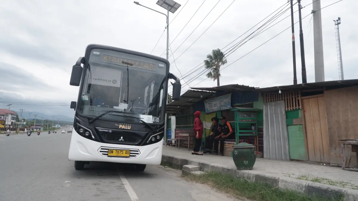 Bus kota palu saat berhenti di halte pemberentian terakhir di Pantoloan. FOTO: ANDIKA NUR HIKMA