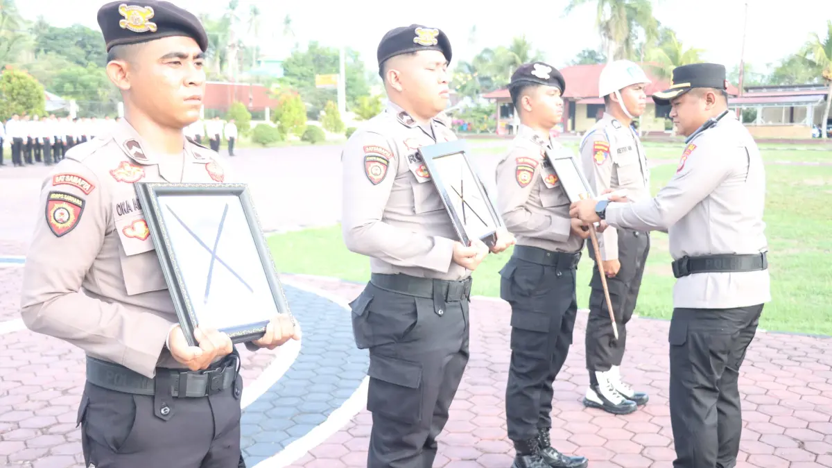 DIBERHENTIKAN: Kapolres Parimo, AKBP Hendrawan A.N memimpin apel PTDH terhadap tiga anggotanya, Senin (27/4/2026).(FOTO: RAHMAT FADHIL/RADAR PALU).