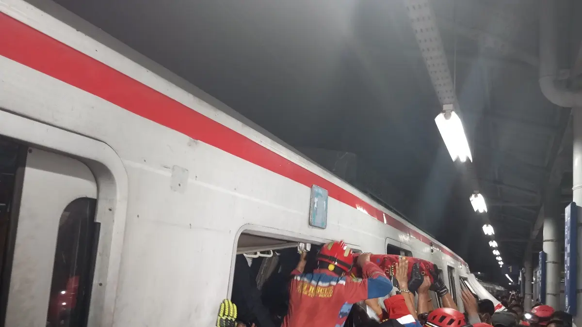 Evakuasi korban usai tabrakan KRL dan KA Argo Bromo Anggrek di Stasiun Bekasi Timur. (Radar bekasi)