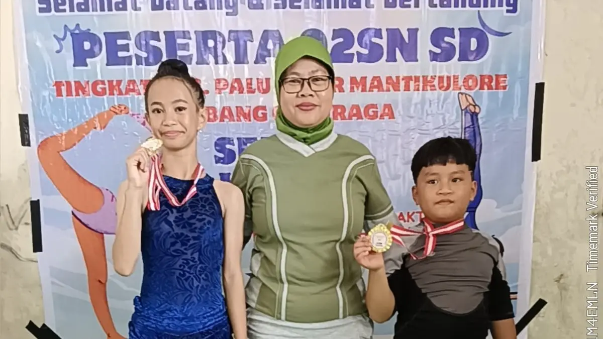 Hartati Karto Putri saat mendampingi kedua atletnya saat memenangkan kejuaraan O3SN tingkat kecamatan beberapa waktu lalu.