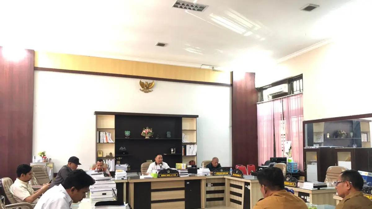 Komisi B DPRD Palu menggelar rapat kerja bersama Dinas Pertanian dipimpin Rusman Ramli di Kantor DPRD Kota Palu. (Annisa Wibdy/Radar Palu).