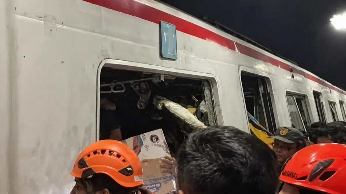 Kondisi gerbong KRL rusak usai ditabrak KA Argo Bromo Anggrek di Bekasi Timur, tim SAR gabungan lakukan evaluasi 