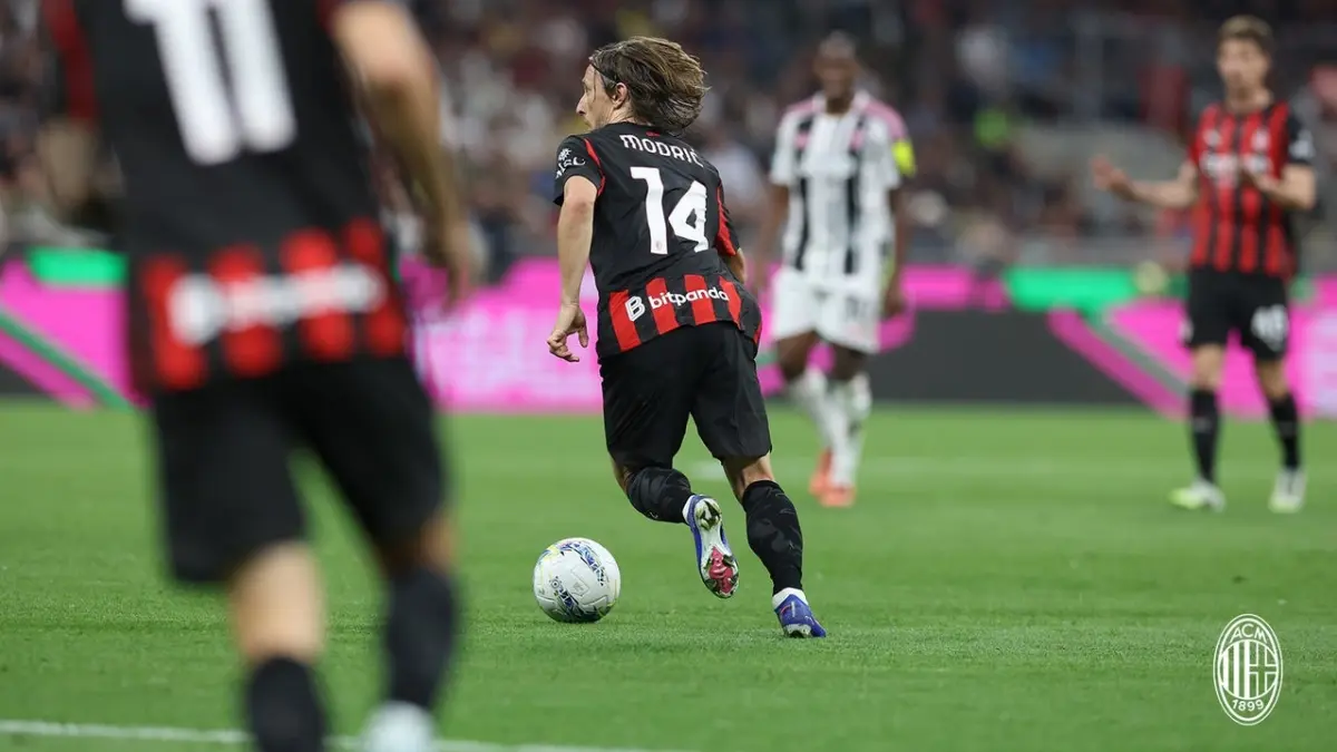 Luka Modric dipastikan harus menepi hingga akhir musim 2025/2026.(Twitter/acmilan.com)
