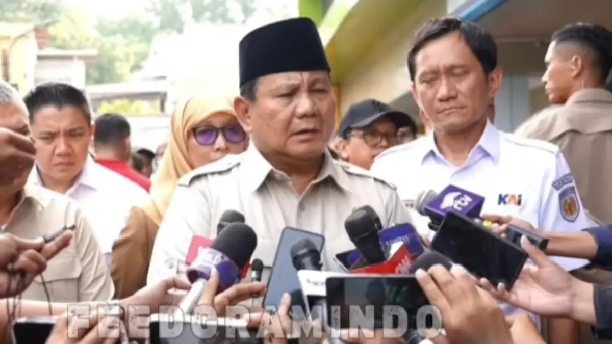 Prabowo Subianto usai menjenguk korban kecelakaan kereta di RSUD Kota Bekasi, menegaskan komitmen perbaikan keselamatan lintasan.(Instagram feedgramindo)