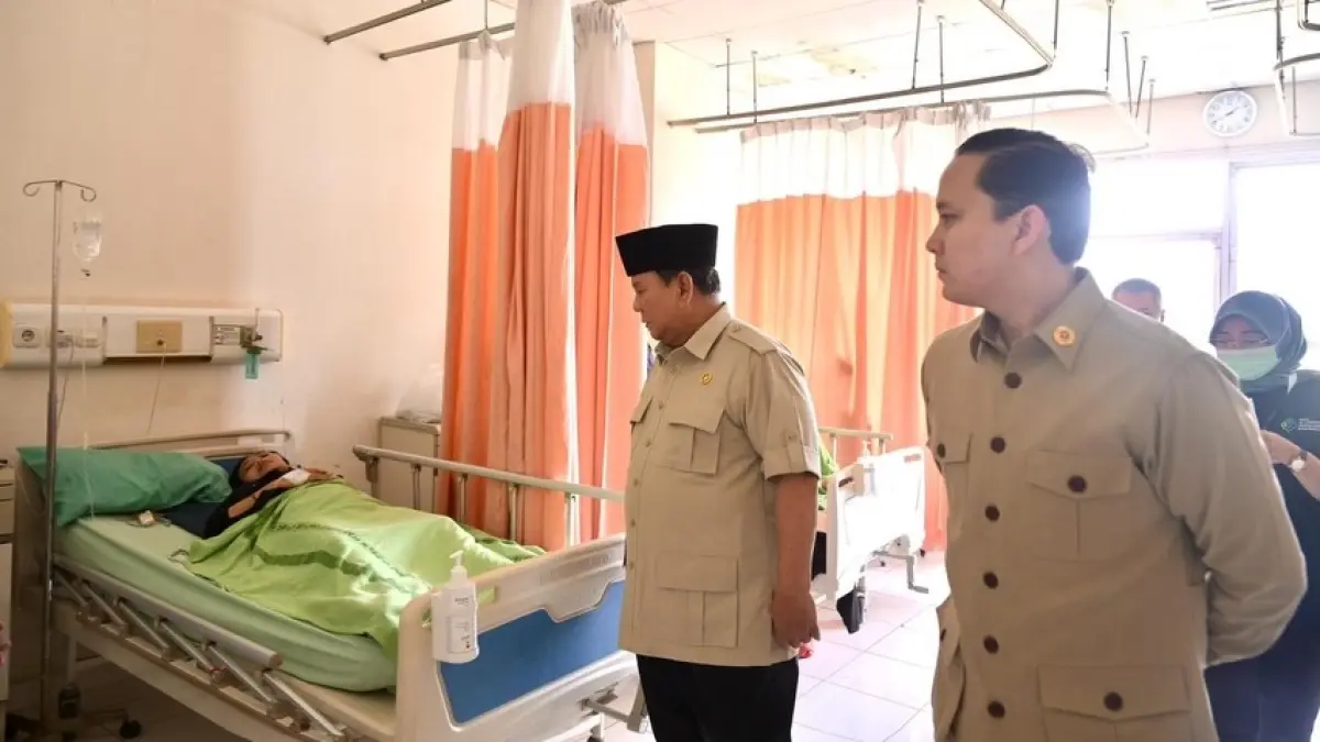 Presiden Republik Indonesia menjenguk korban kecelakaan KA Argo Bromo Anggrek dan KRL Commuter Line di RSUD Kota Bekasi, Jawa Barat, Selasa (28/4).(Instagram/@presidenrepublikindonesia)