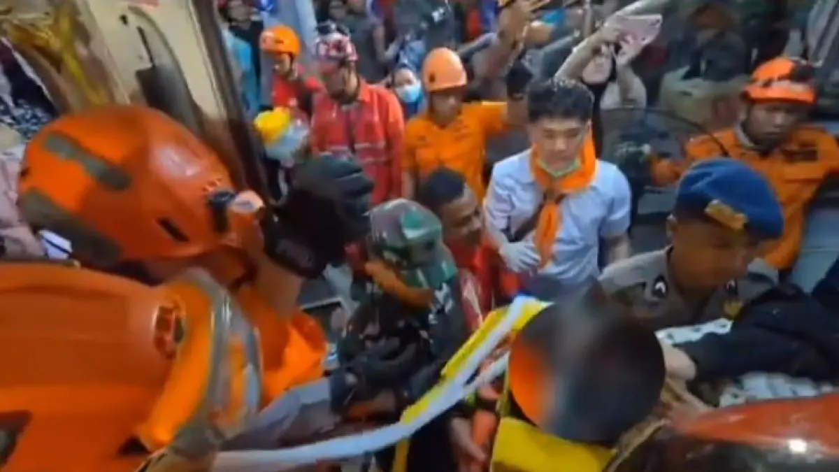 PT KAI menyampaikan duka mendalam sekaligus permohonan maaf atas insiden tabrakan kereta api yang terjadi di kawasan Stasiun Bekasi Timur pada Senin (27/4) malam.(Twitter/@SAR_NASIONAL)
