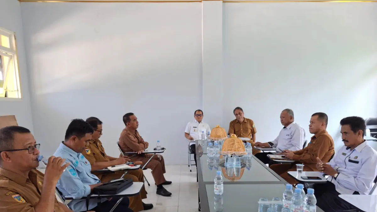 RAPAT: Tampak Bupati Buol Risharyudi Triwibowo, mendampingi tim sekaligus memberi arahan di pertemuan stratetigs membahas PSDKU Untad, di Kabupaten Buol, Selasa (28/4/2026).(FOTO: DINAS KOMINFO KABUPATEN BUOL/RADAR PALU).