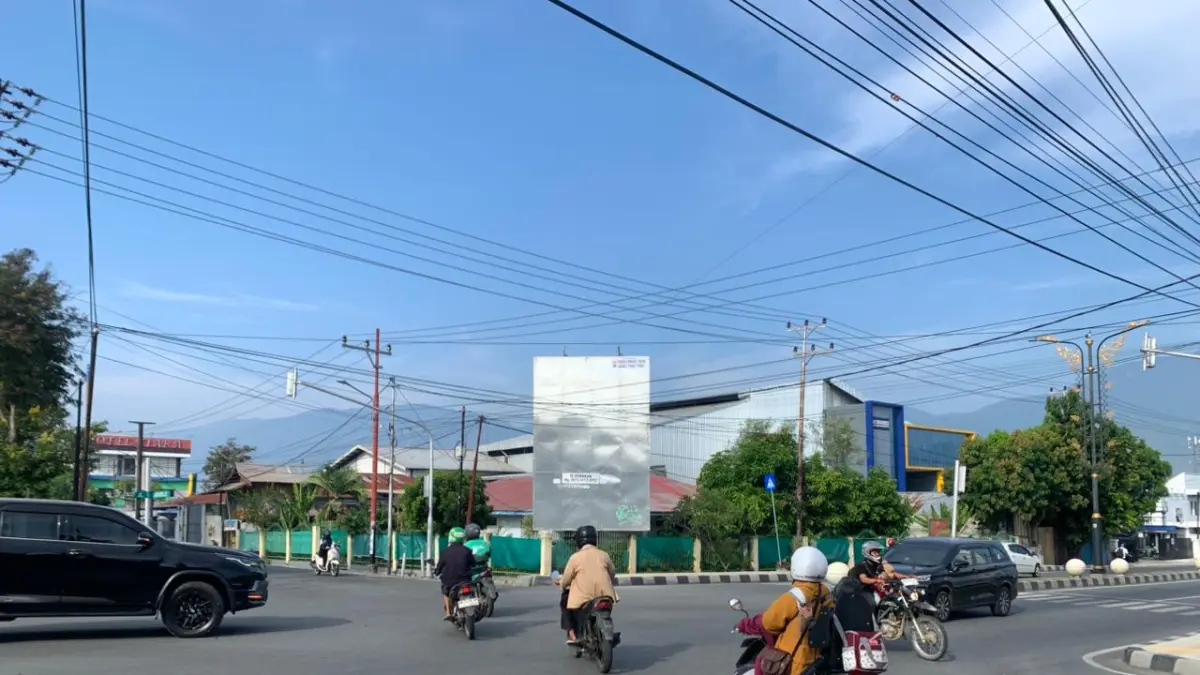 TIDAK TERATUR: Tampak kendaraan yang melintas dari segala arah tanpa adanya lampu lalu lintas yang tidak beroperasi karena berbagai masalah. FOTO: ANDIKA NUR HIKMAH