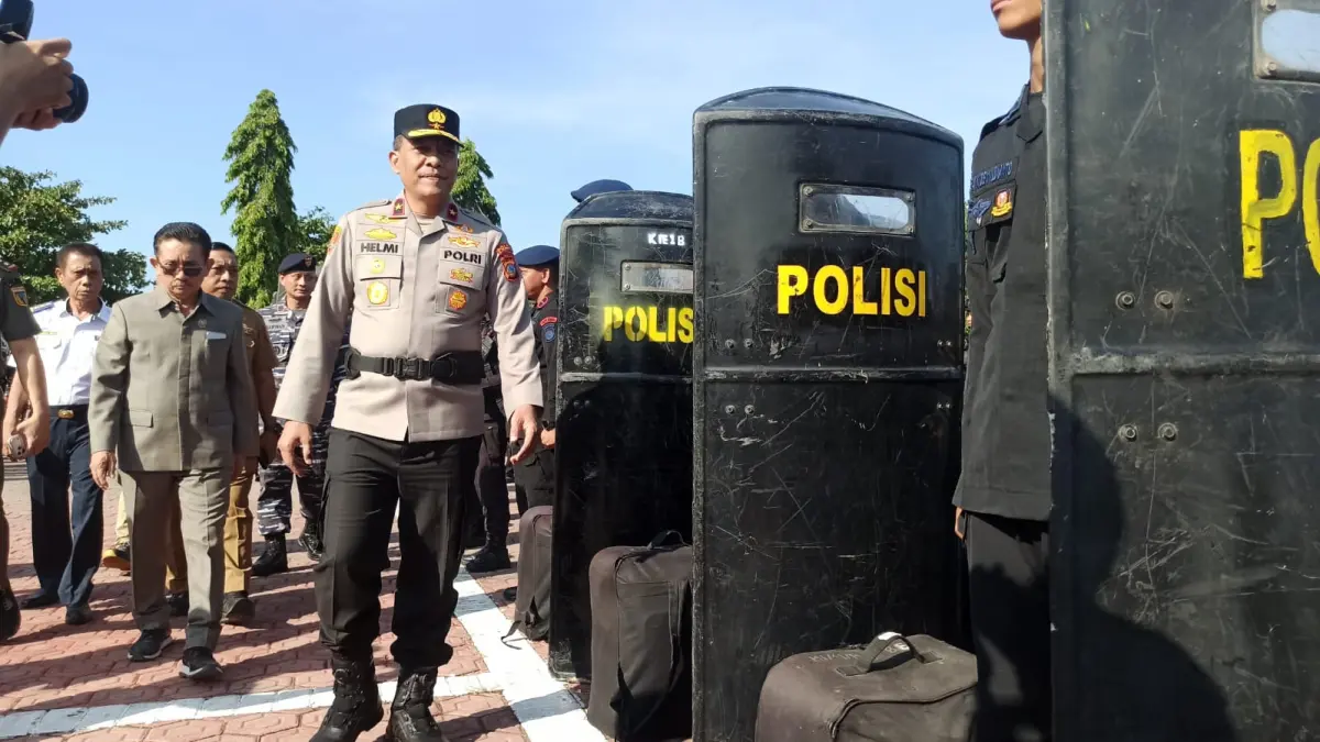 Wakapolda Sulteng Brigjen Pol Helmi Kwarta Kusuma melakukan pengecekan pasukan saat apel gelar di Lapangan Mapolda Sulteng.