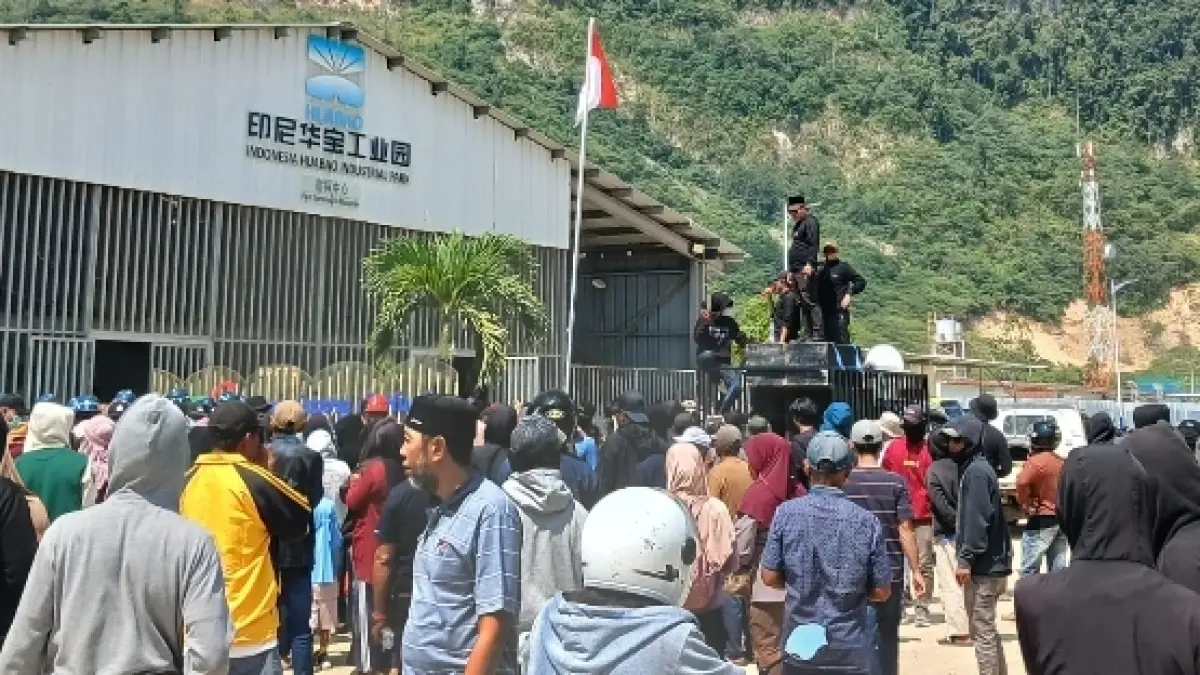 DEMO: Aliansi warga saat menggelar aksi damai depan kantor PT. IHIP.(FOTO: SUPRIYONO/RADAR PALU).
