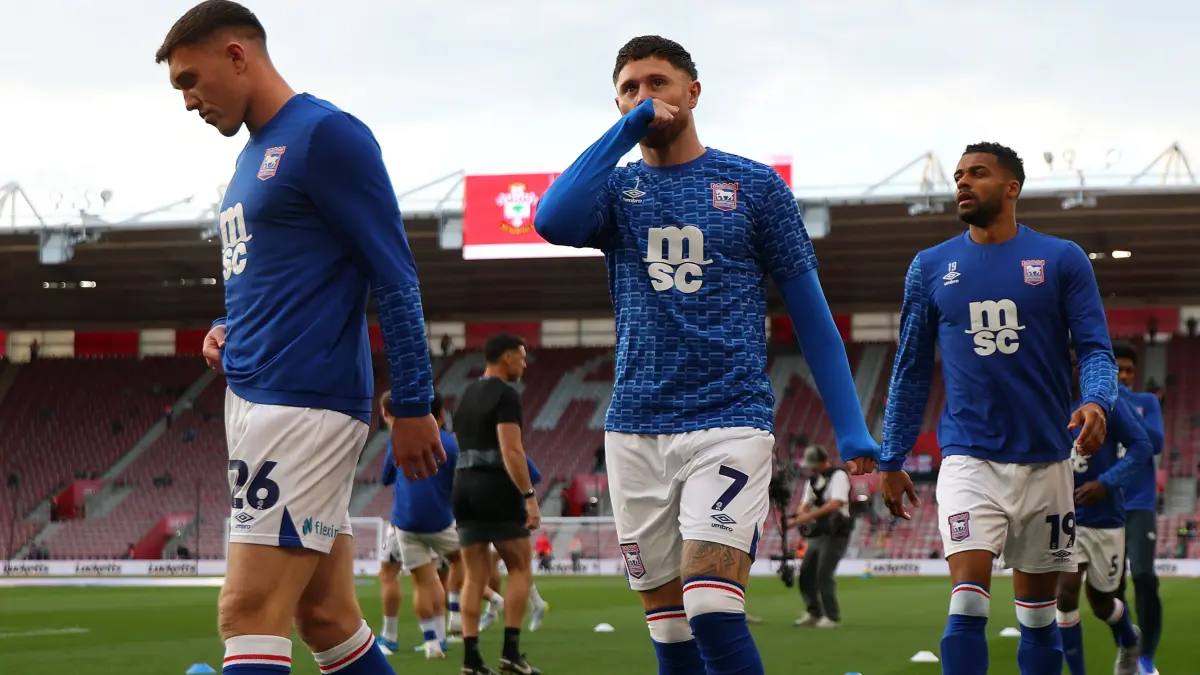 Ipswich Town menahan imbang Southampton 2-2 pada lanjutan Championship 2025/2026 di Stadion St Mary’s, Rabu (29/4) dini hari WIB.(Twitter/@IpswichTown)