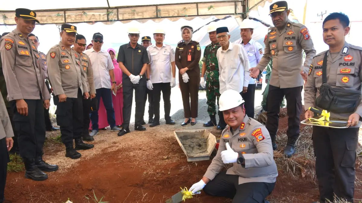 Kapolres Morowali Utara AKBP Reza Khomeini meletakkan batu pertama pembangunan Polsubsektor Petasia Barat berlokasi di Desa Mondowe, Rabu (29/4/2026). (FOTO: ISTIMEWA/RADAR PALU)
