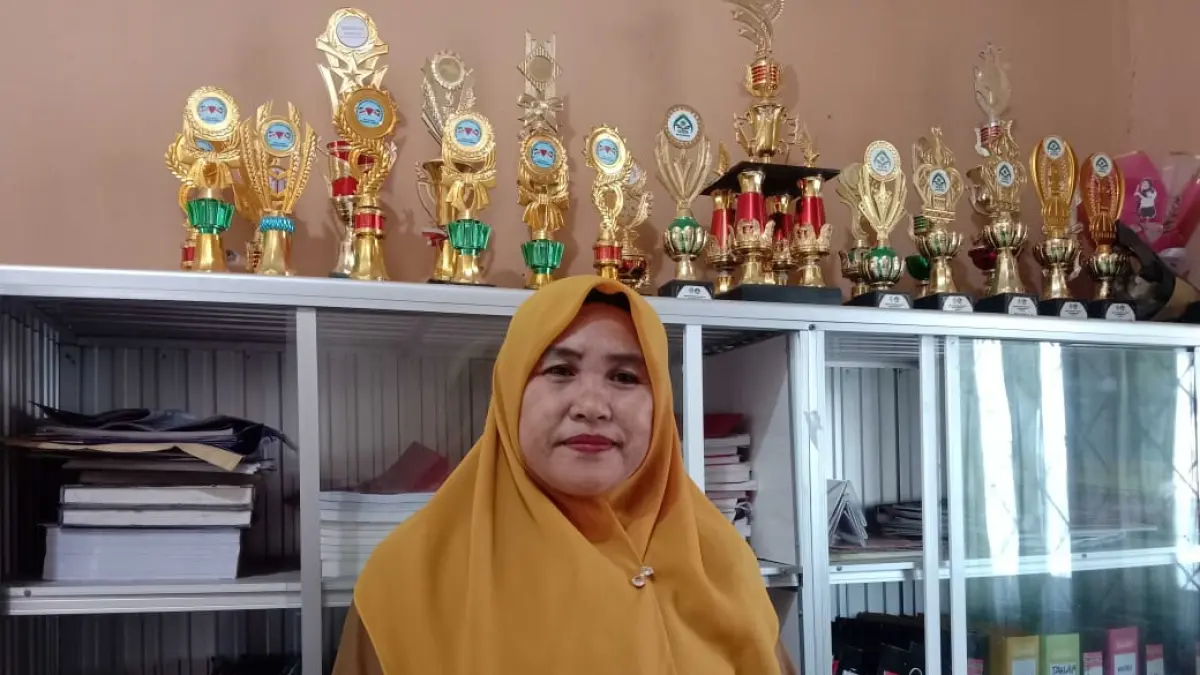 Kepala SD Inpres 1 Tanamodindi, Elfian ungkap sekolahnya yang diserbu pendaftar jelang SPMB 2026, kuota hanya 56 siswa. (Ade Safitri/Radar Palu)