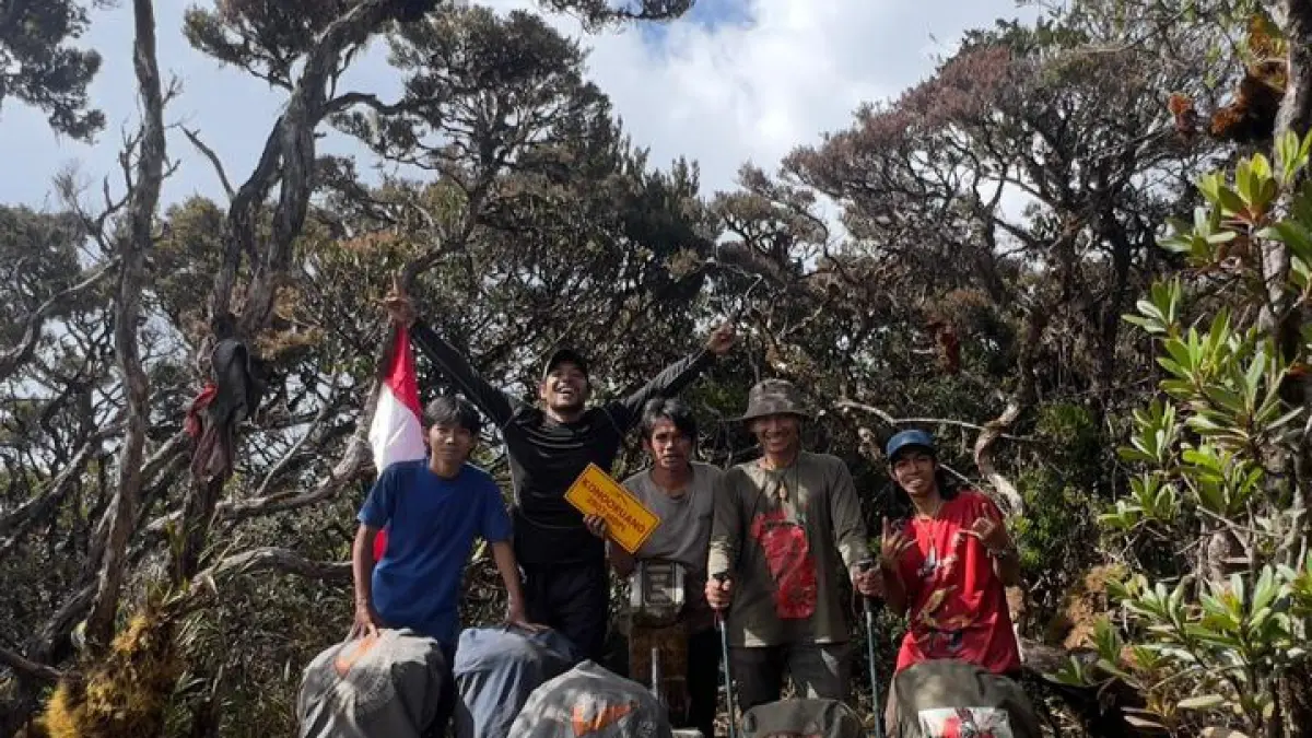 Lima pendaki yang tergabung dalam tim Ekspedisi Gunung Katopasa Lintas Kondoruang berswafoto di titik trambulasi Kondoruang. Foto : Tim Ekspedisi Pendakian Katopasa Lintas Kondoruang 