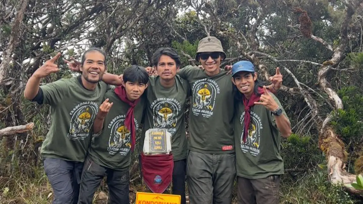 Lima pendaki yang tergabung dalam tim ekspedisi lintas Kondoruang berpose swafoto di titik trambulasi Gunung Katopasa. Foto : Tim Ekspedisi Pendakian Katopasa Lintas Kondoruang 