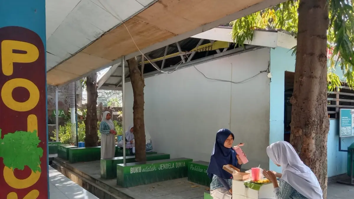 Momen sarapan siswi SDN 15 Palu menggunakan mug dan tumbler. (Ade Safitri/Radar Palu)