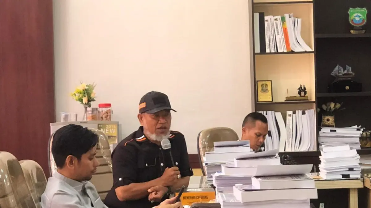 RAPAT KERJA: Anggota Komisi B dengan Mitra Dinas Disperindag dan perindustrian Kota Palu.(ANNISA NURUL WIBDY/ RADAR PALU)
