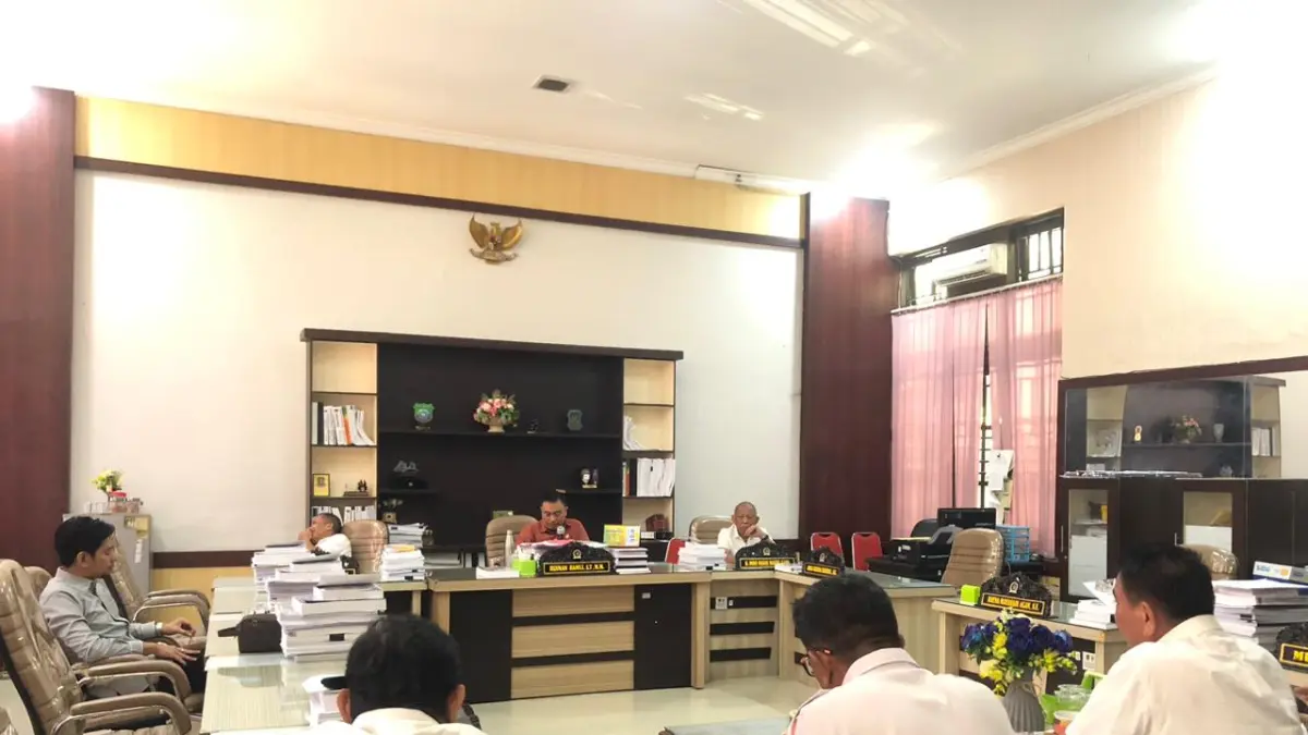 Rapat Komisi B DPRD Kota Palu bersama Dinas Koperasi, UMKM, dan Tenaga Kerja bahas program dan anggaran sektor UMKM. (Annisa Wibdy/Radar Palu)