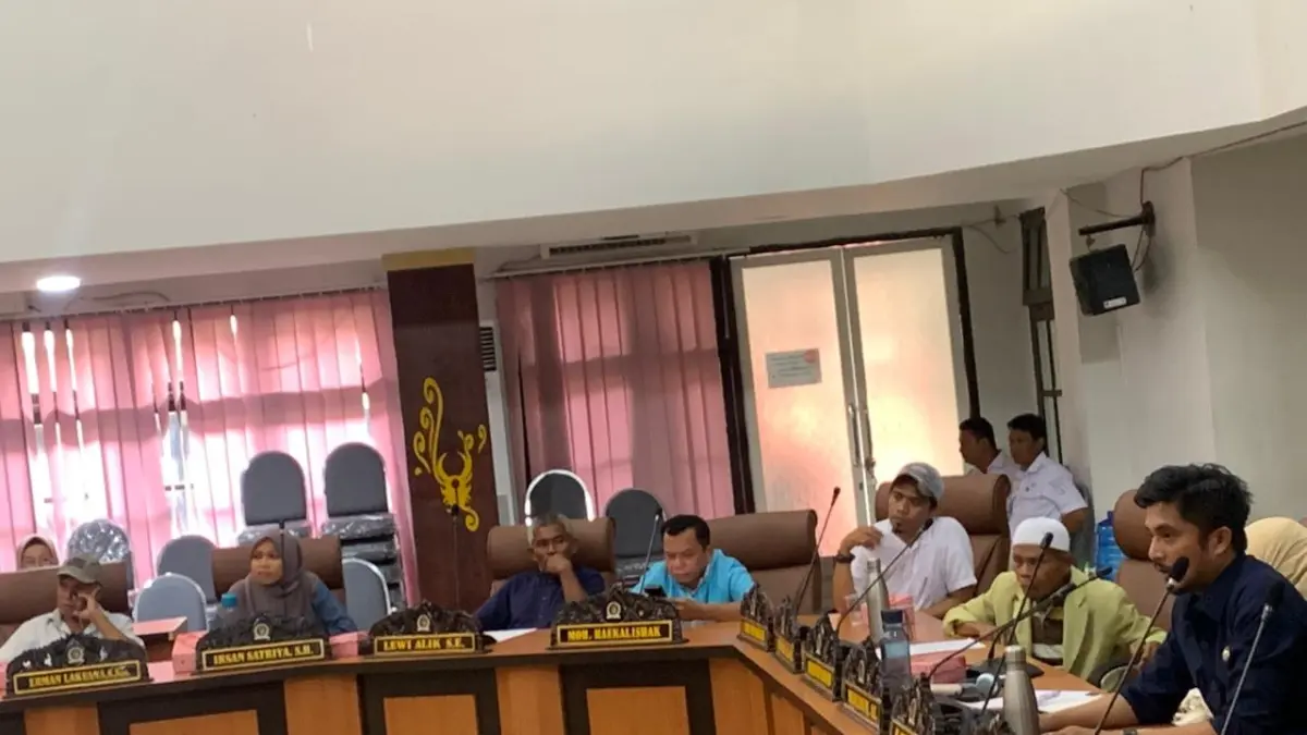 RAPAT: Para nelayan saat mengikuti RDP di gerdung DPRD Kota Palu, Rabu (29/4/2026).(FOTO: ANDIKA NUR HIKMAH/RADAR PALU).