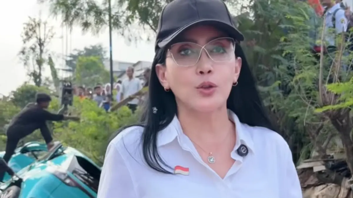 Rieke Diah Pitaloka di lokasi kecelakaan di perlintasan sebidang Bekasi Timur yang menewaskan 15 orang dan melibatkan KA Argo Bromo Anggrek serta KRL.(Tangkapan layar Instagram @riekediahp)