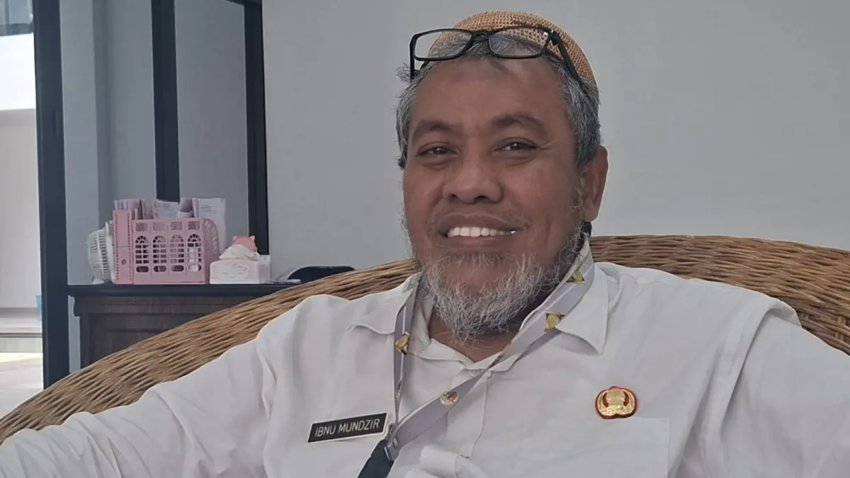 Sekretaris DLH Ibnu Mundzir menegaskan pengawasan ketat limbah MBG di Palu, dapur yang melanggar standar sanitasi ditutup. (Annisa Tri Yusnida/Radar Palu)