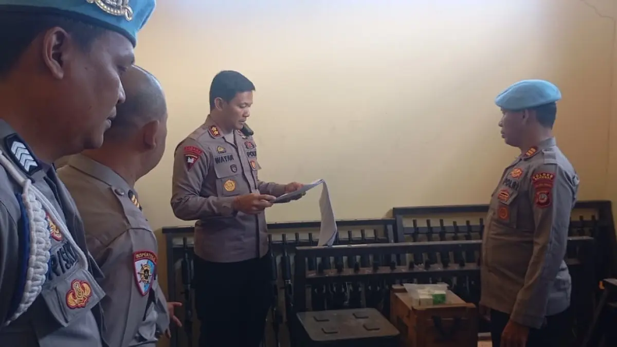 SENPI: Suasana pengecekan senjata api milik anggota Polres Banggai.(FOTO: NENDRA PRASETYA/RADAR PALU). 