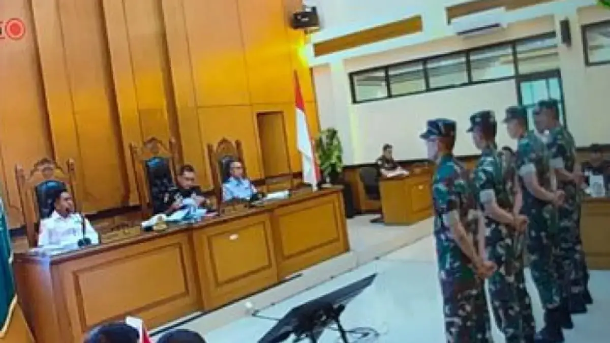 Terdakwa perkara penyiraman air keras terhadap Wakil Koordinator KontraS Andrie Yunus mendengarkan dakwaan yang dibacakan oleh oditur militer di Pengadilan Militer II-08 Jakarta hari ini (29/4). (Sahrul Yunizar/JawaPos.com)