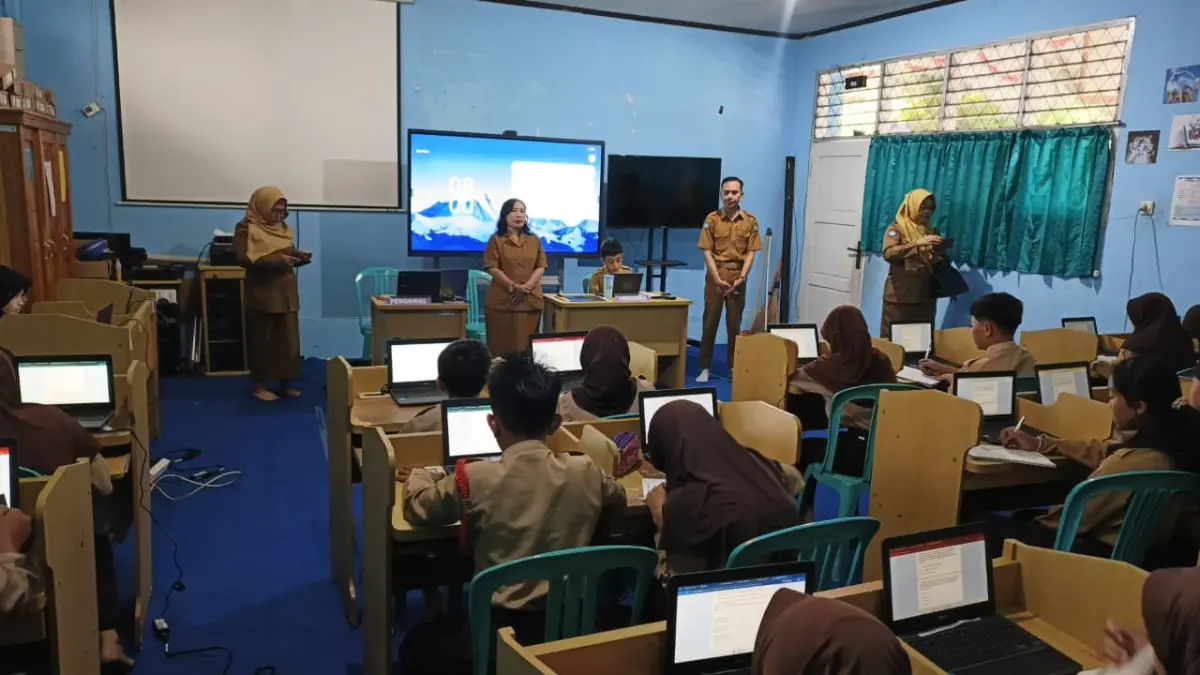 Aktivitas siswa SDN 15 Palu saat mengikuti pembelajaran coding di laboratorium komputer sebagai bagian dari program sekolah model. (Istimewa)