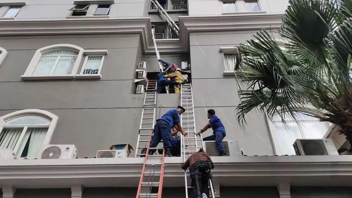 Evakuasi penghuni saat kebakaran Apartemen Mediterania Jakarta Barat akibat korsleting listrik. (Antara)