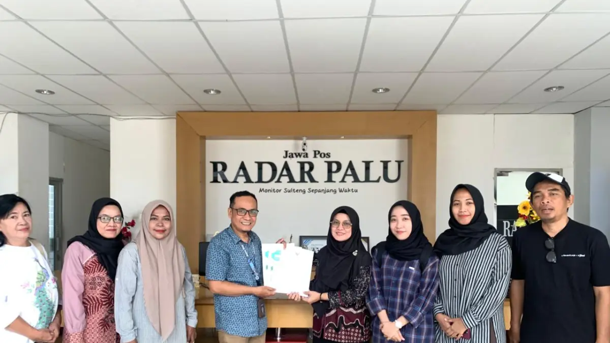 GANDENG MEDIA: Diskominfosantik Kota Palu menyerahkan bahan sosialisasi terkait ajakan peduli kebersihan kepada Pemimpin Redaksi Jawa Pos Radar Palu, Rony Sandhi, Kamis (30/4/2026).