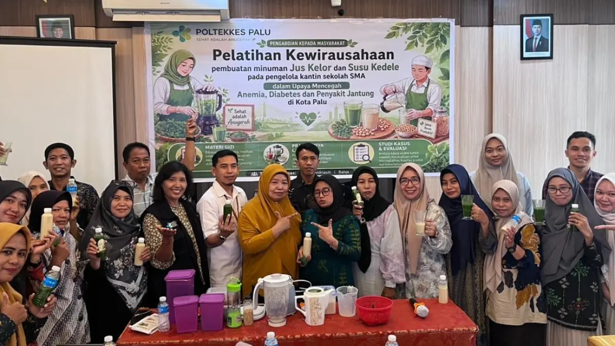 Pelatihan pembuatan minuman sehat berupa susu kedelai dan jus kelor bagi guru dan pengelola kantin SMA se-Kota Palu, Kamis (30/4).(Dok Poltekkes Kemenkes Palu)