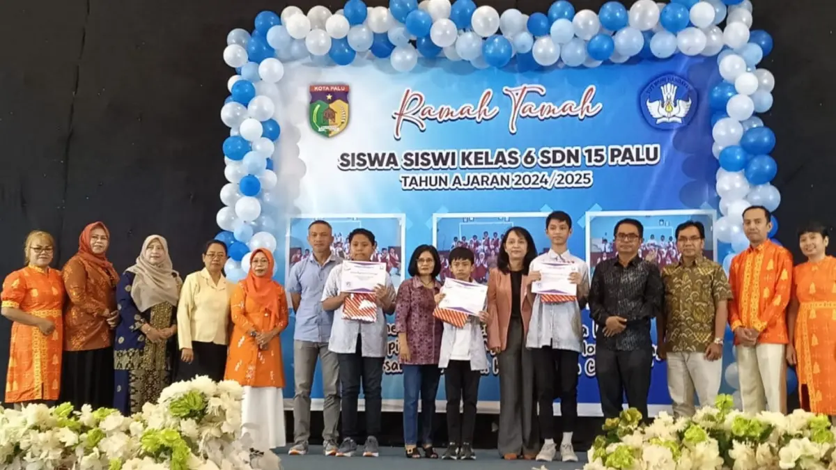Penamatan kelas 6 sekaligus wisuda khatam kitab Weda oleh siswa-siswi Hindu SDN 15 Palu. (Ade Safitri/Radar Palu)